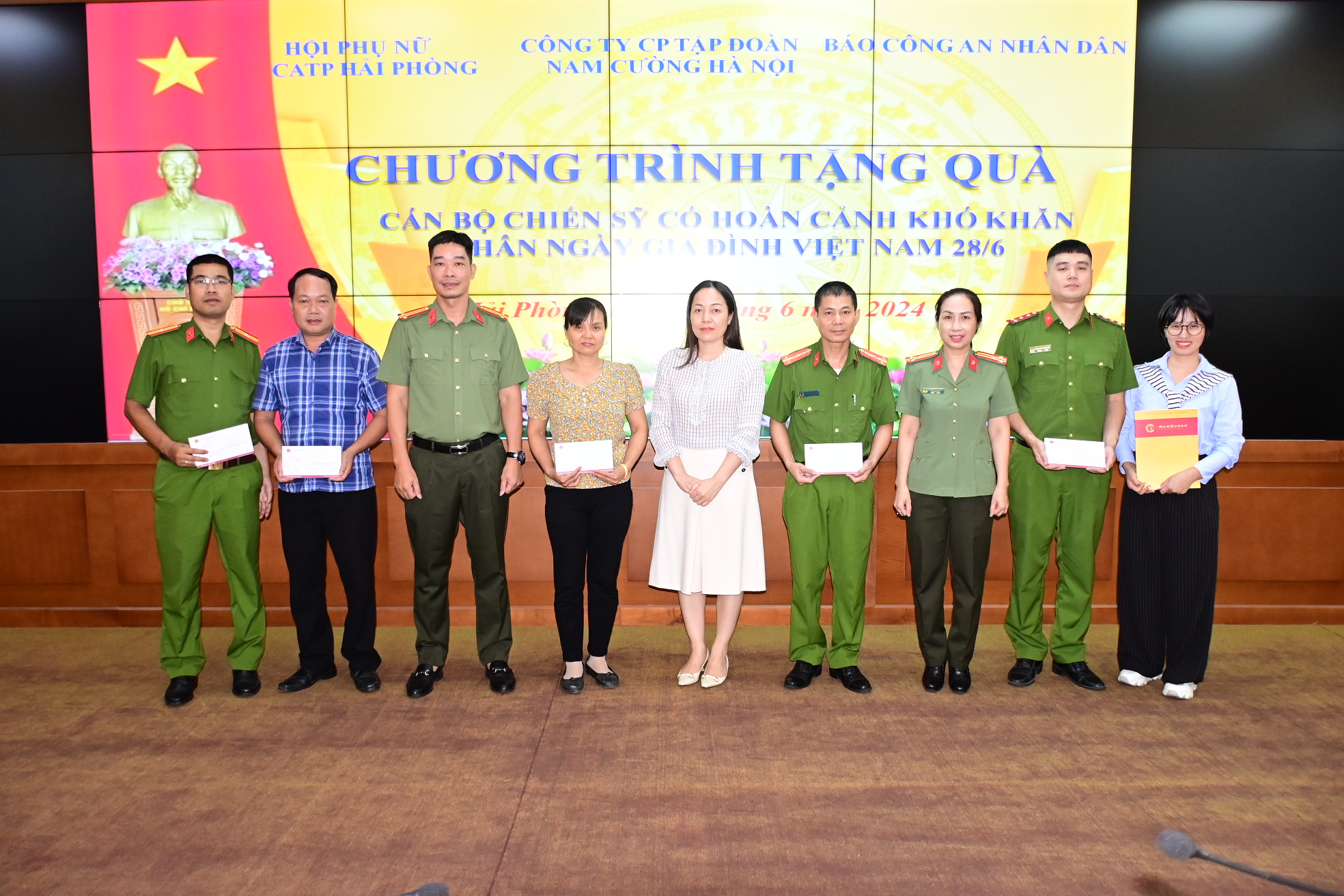 Trao 50 triệu đồng hỗ trợ CBCS hoàn cảnh khó khăn